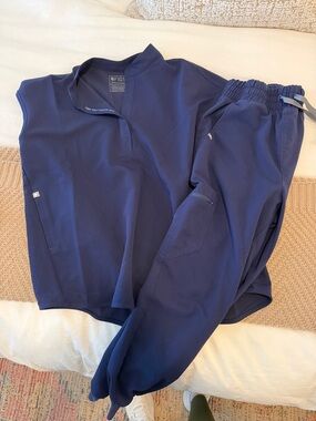 Figs Navy Quarter-Zip Scrub Top and Jogger Pants Size Small Regular Length